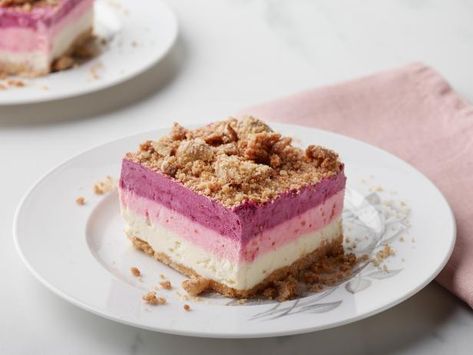 Berry Cheesecake Bars, Layer Cheesecake, Summer Party Ideas, Cheesecake Bar Recipes, Berry Cheesecake, Streusel Topping, Blueberry Cheesecake, Baked Dessert Recipes, Cheesecake Bars