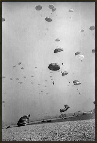 Photo: Paratroopers of the U.S. 1st Airborne Division land near Wesel, Germany on March 24, 1945. Robert Capa Photography, Gerda Taro, Airborne Army, Andre Kertesz, Photographer Portfolio, Famous Photographers, America Today, Alphonse Mucha, Foto Vintage