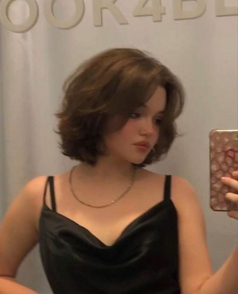 Short Fluffy Bob Haircut, Short 90s Bob With Bangs, Ahort Hair Chubby Girl, Round Short Haircut, Short Layered Haircuts Y2k, Haircuts Round Face Short, Layered Above Shoulder Haircut, Feminine Short Haircuts Round Faces, 80s Short Haircut