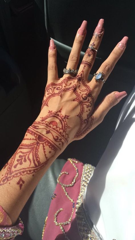 Henna mehndi beautiful design Pakistan India tattoo nails bracelets jewelry hand goals rings Henne Tattoo, Cute Henna Tattoos, Henna Style Tattoos, Jagua Henna, Looks Rihanna, Red Henna, Magic Runes, Henna Inspired Tattoos, Henna Nails