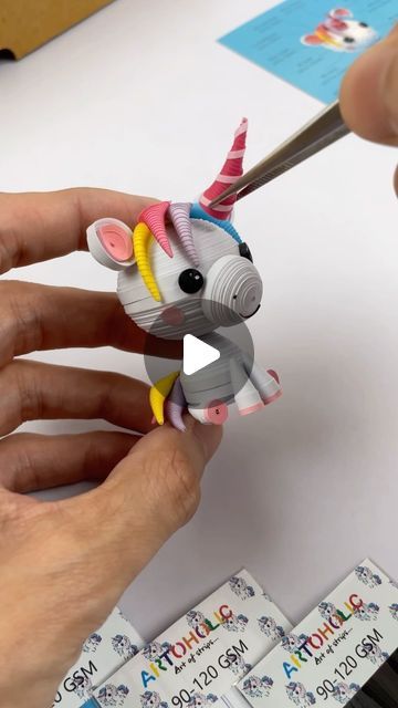 Quilling 3d Animals, Paper Strips Crafts, Unicorn Quilling, 3d Quilling Ideas, Quilling Easy, Quilling Diy, Unicorn Diy, Quilling Videos, Diy Quilling Crafts