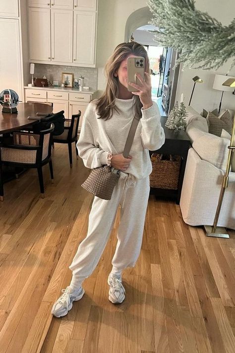 Office Sweatpants Outfit, Off White Sweatpants Outfit, Sweatpants Outfit Fall, Sweatpants Outfit Women, Sweat Pants Outfit, Casual Sweatpants Outfit, Outfits With Sweatpants, Gray Sweatpants Outfit, Jeans Shopping