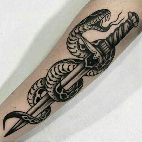 Snake And Dagger Tattoo, Traditional Snake Tattoo, Gotik Tattoo, Small Snake Tattoo, Traditional Black Tattoo, Serpent Tattoo, Traditional Style Tattoo, Tattoos Mandala, Tattoo Old School