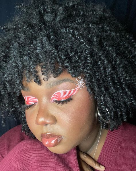 Peppermint Makeup Look, Emo Christmas Makeup, Red And White Makeup Looks, Snowflake Eyeliner, Goth Christmas Makeup, Peppermint Makeup, Makeup Snowflake, Christmas Eyeliner, Christmas Elf Makeup