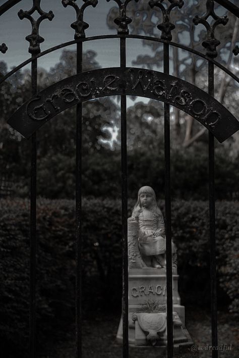 Little Gracie Watson Haunted grave at Bonaventure Cemetery in Savannah, GA Bonaventure Cemetery, Southern Gothic, Haunted Places, Savannah Ga, Cemetery, Savannah, Savannah Chat, Mount Rushmore, Ghost