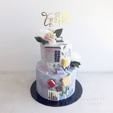 Finance inspired engagement cake. 💵💵 Cakes For Bankers, Finance Cake, Dekoracija Stola, Congratulations Cake, Grad Cake, Cake Stuff, 21st Birthday Cake, Engagement Cakes, Birthday Surprise Party