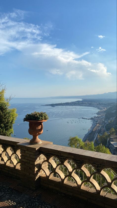 Vista panoramica a Taormina, Sicilia, Italia Taormina Sicily Aesthetic, Sicily Italy Aesthetic, Italia Aesthetic, Italy Countryside, Taormina Italy, South Italy, Sicily Travel, Taormina Sicily, Aeolian Islands