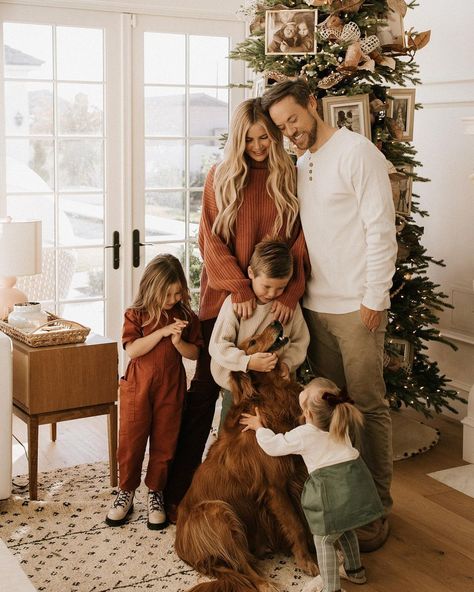 Christmas Family Pics, Winter Family Photoshoot, Christmas Photography Family, Christmas Photos Outfits, Christmas Outfit Inspiration, Family Holiday Pictures, Family Photography Outfits, Christmas Pictures Outfits, Christmas Family Photoshoot