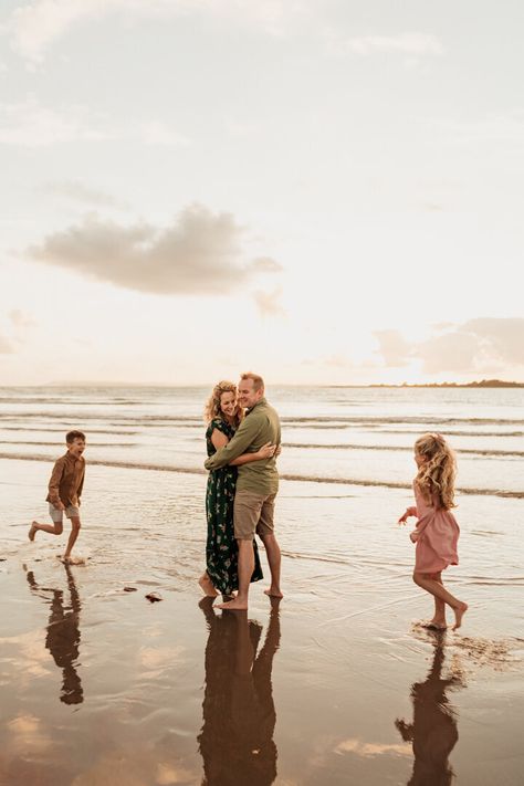 Explore Carley Aplin's Hampshire Sunset Family Photoshoot Sand Dune Family Photos, Fall Beach Family Photos, Sunset Family Photoshoot, Family Photoshoot Beach, Sunset Family Photos, Large Family Photos, Fall Beach, London Family, Outdoor Couple