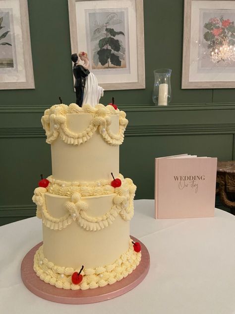 Cherry Wedding Cake, Lambeth Piping, Wedding Cake Aesthetic, Cherry Wedding, Lambeth Cake, Glace Cherries, White Cherries, Wedding Cake Decorations, Buttercream Icing