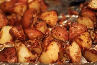 Roasted onion potatoes: 4 lbs potatoes (preferrably red), 1 envelope Lipton onion soup mix, and 1/3 cup olive oil Lipton Onion Soup Recipes, Onion Soup Potatoes, Campfire Potatoes, Onion Soup Mix Recipe, Red Potato Recipes, Lipton Onion Soup Mix, Roasted Red Potatoes, Oven Roasted Potatoes, Onion Soup Recipes