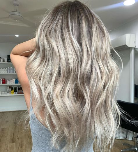 Dark Blonde Foils, Ash Blonde Hair With Dark Roots, Platinum Blonde Hair Dark Roots, Ashy Blonde Balayage Dark Roots, Blonde With Brown Roots, Cool Blonde Balayage, Ashy Blonde Balayage, Ashy Blonde Hair, Blonde Foils