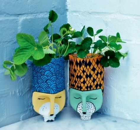 Want to get creative with flower pots? Here are 60 creative DIY planters that you can try as your next craft project. Recycler Diy, Plastic Bottle Planter, Reuse Plastic Bottles, Plastic Bottle Art, Diy Plastic Bottle, Diy Bricolage, Diy Upcycling, Recycled Bottle, Plastic Bottle Crafts