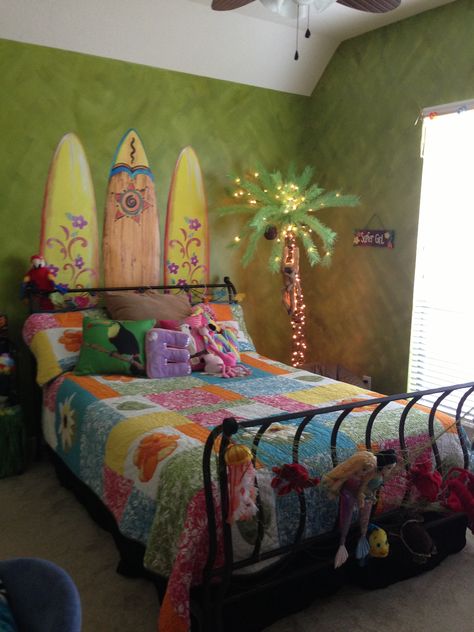 Tropical island theme for my daughter's room. Hawaiian Bedroom, Tropical Room Ideas, Beachy Room, Island Theme, Pretty Room, Dreamy Room, Dream Room Inspiration, Tropical Island, Room Inspiration Bedroom