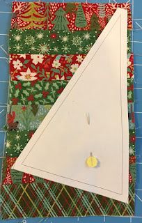 Stitching With 2 Strings: A Template Alternative to a Paper Pieced Tree Tree Quilt Block, Christmas Decorations Sewing, Christmas Quilting Projects, Christmas Quilt Blocks, Christmas Fabric Crafts, Christmas Tree Quilt, Christmas Tree Template, Christmas Patchwork, Christmas Sewing Projects