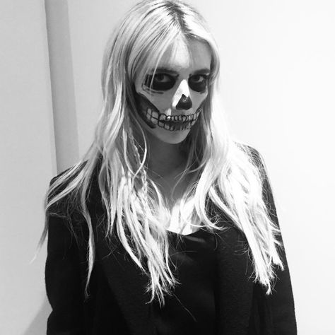 Celebrity Halloween, Halloween Makeup Looks, Emma Roberts, Halloween Makeup, Makeup Looks, A Woman, Blonde, Halloween, Makeup