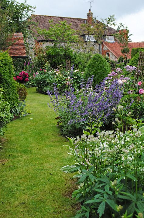 Cottage Garden Design, English Cottage Garden, English Country Gardens, Gorgeous Gardens, Garden Cottage, Country Gardening, English Garden, Garden Paths, Dream Garden