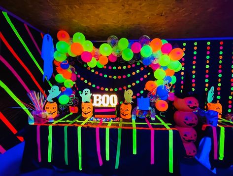 Black Light Party Halloween, Halloween Rave Party Ideas, Glow Party Trunk Or Treat, Glow In Dark Halloween Decor, Glow Party Halloween, Neon Halloween Party Ideas, School Halloween Dance Decorations, Neon 90s Party, Glow Trunk Or Treat