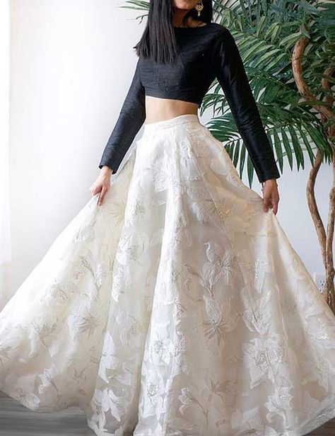 6 Hacks To Look Good In A Lehenga 6 Hacks To Look Good In A Lehenga Crop Top Skirt Indian, Crop Top And Skirt Indian, White Lehenga Choli, Girls Lehenga, Floral Skirt Outfits, Skirt Indian, Long Skirt And Top, Beautiful Lehenga, Lehenga Crop Top