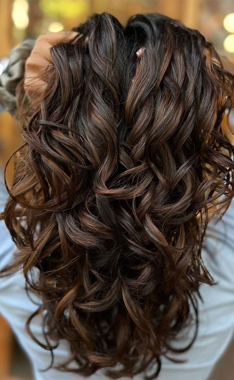 Beautiful Highlights Brunettes, 2023 Fall Long Hair Trends For Women, Hair Colors Winter 2023, Mixed Brown Hair Color, Fall Brunette Hair Color Balayage 2023, Fall Hair Colors 2023 Trends Brunette, Cool Tone Low Lights For Brown Hair, Brunette Summer Hair 2023 Curly, Trendy Winter Hair Color Ideas