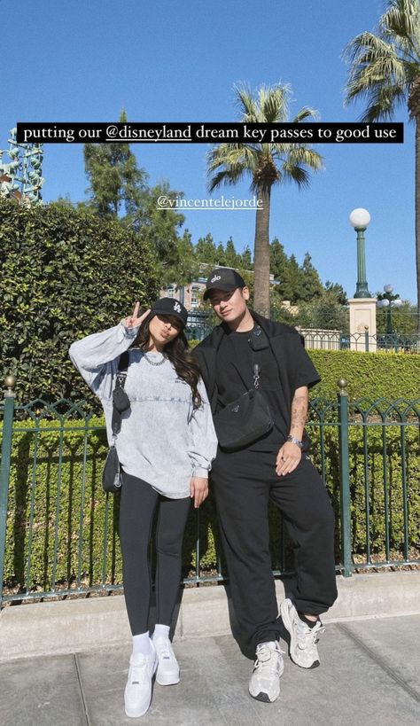 Fall Theme Park Outfit, Universal Studios Orlando Outfit Winter, Theme Park Outfits Winter, Amusment Parks Outfit, Disneyland December, Cold Disney Outfits, Theme Park Outfit Ideas, Disneyland Couples Outfits, Theme Park Outfit Summer