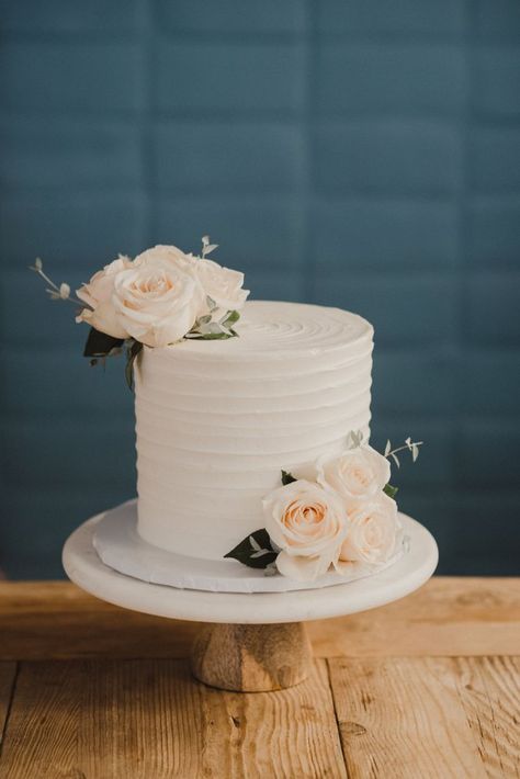 Single Tire Wedding Cakes, White Round Cake One Tier, Simple White 6 Inch Cake, Small Basic Wedding Cake, Single Tier Cake With Fresh Flowers, Pearl Wedding Cake 1 Tier, 1 Tier White Wedding Cake, Single Tier Wedding Cake Display, Single Tier Floral Wedding Cake