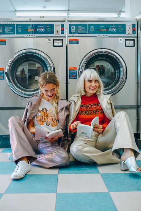 Laundromat Photoshoot, Mode Pastel, Retro Photoshoot, Laundry Mat, Retro Photography, Shotting Photo, Photographie Portrait Inspiration, 사진 촬영 포즈, Photographie Inspo