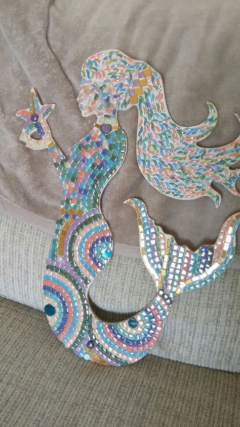 Mosaic Mermaid Ideas, Repurpose Plates, Mosaic Mermaid, Mosaic Designs Pattern, Dragonfly Mosaic, Mermaid Mosaic, Beachy Kitchens, Mosaic Mandala, Mosaic Hearts