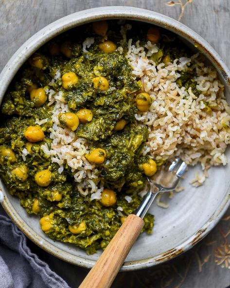 Chana Saag Recipe, Chana Saag, Vegetarian Curries, Saag Recipe, Snow Storms, Chilled Desserts, Quick Stir Fry, Vegetarian Curry, Kale And Spinach