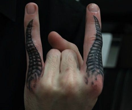 Heavy Metal Tattoo, Sin Tattoo, Arte Heavy Metal, Horrible Tattoos, Metal Horns, Devil Tattoo, Finger Tattoo Designs, Metal Tattoo, Badass Tattoos