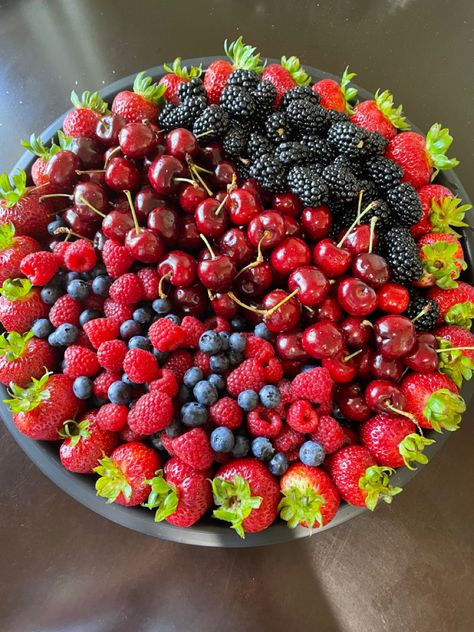 Pretty Fruit Tray, Berry Fruit Platter, Strawberry Fruit Platter, Berry Platter Ideas, Fruit Bday Party Ideas, Chocolate Covered Fruit Platter, Fruit Plates Party Platter Ideas, Summer Fruit Tray, Berry Platter