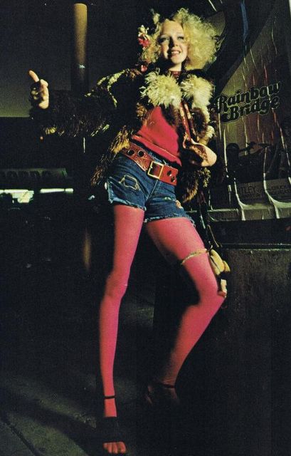 Hitchhiker? 70s groupie? Whoever she is, we love her and her amazing outfit. Patti Hansen, 70s Glam, Star Magazine, Lauren Hutton, 70s Aesthetic, I'm With The Band, Rocker Chic, 1970s Fashion, Almost Famous