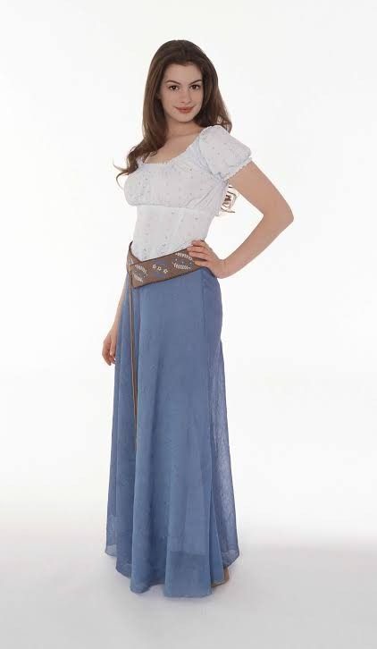 Anne Hathaway Ella Enchanted, Ella Enchanted Movie, Gail Carson Levine, Enchanted Movie, Ella Enchanted, Celebrity Pics, Movies Outfit, Halloween Inspo, Movie Costumes