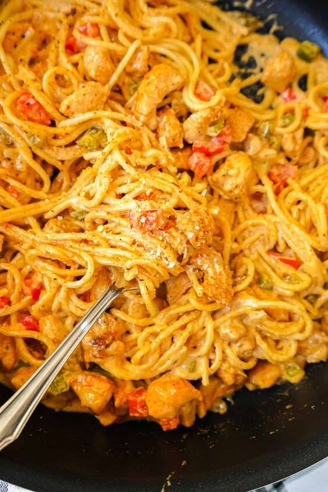 Cajun Spaghetti, Spaghetti With Chicken, Rotel Chicken Spaghetti, Spaghetti Chicken, Creamy Cajun Pasta, One Pot Spaghetti, Buffalo Chicken Pasta, Cajun Pasta, Creamed Onions