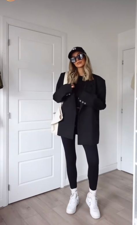 Sporty Blazer Outfit Women, Leggings With A Blazer, Fall 2024 Casual Outfit Inspiration, Clothes Moodboard Inspiration, Legging And Blazer Outfit, Leggings Elegant Outfit, Autumn Outfit Ideas 2024, Blazer With Leggings Outfit Ideas, Black Blazer Outfit Casual Street Styles