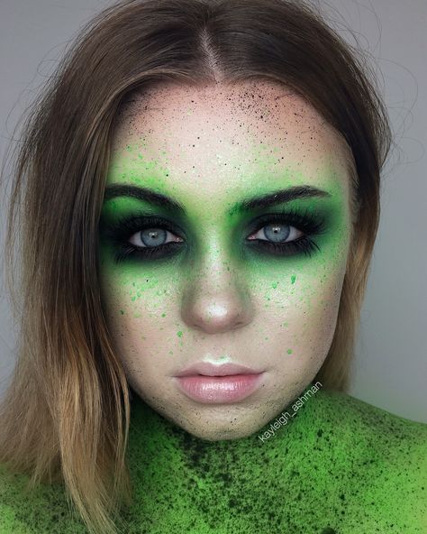 Dark Green And Black Makeup Looks, Green Contour Makeup, Alien Green Makeup, Green Avant Garde Makeup, Green Makeup Looks Full Face, Green Costume Makeup, Alien Make Up Easy, Scary Alien Makeup, Alien Halloween Makeup Easy