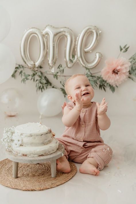 Cake Ideas For 1st Birthday, Ideas For 1st Birthday, Smash Cake Ideas, Creative Cake Designs, 1st Birthday Celebration, Panda Cake, Baby Birthday Photoshoot, 1st Birthday Girl Decorations, 1st Birthday Party For Girls