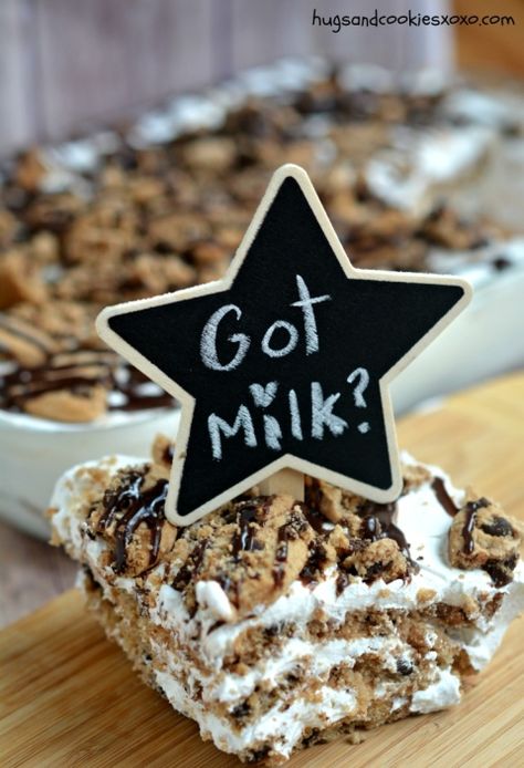 Milk and cookies dessert. Like the Oreo one that EVERYONE loves! Slice Cookies, Community Dinner, Royal Food, Dessert Lasagna, Chips Ahoy Cookies, Cool Whip Desserts, Box Cakes, Team Dinner, Milk Dessert