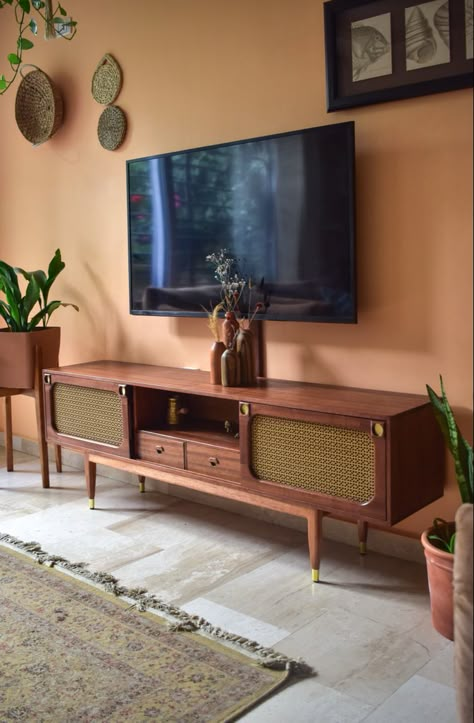 Tv Stand Maximalist, Media Console Living Room Vintage, Retro Tv Unit Living Rooms, Tv Unit Vintage Living Rooms, 70s Tv Console, Retro Entertainment Center, Eclectic Tv Unit, Television Console Ideas, Tv Console Bohemian