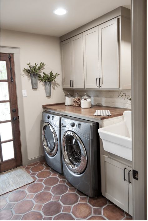 Diy Lavanderia, Farmhouse Laundry Room Ideas, Modern Farmhouse Laundry Room, Laundry Room Decorating, Laundry Room Storage Shelves, Small Laundry Room Organization, Room Storage Diy, Mudroom Laundry Room, Laundry Room Renovation