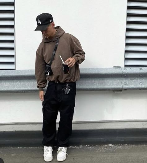 Cargo Streetwear Outfit Men, Essentials Pants Outfit, Black Cargos Fits, Men Streetwear Winter, Black Cargos Outfit, Streetwear Men Outfits Inspiration, Black Cargo Outfit, Cold Winter Outfits Men, Winter Streetwear Men