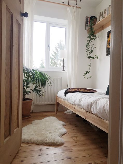 Day bed/ wooden floorboards/ sheepskin rug/ book shelves/ hanging plant Small Bedroom With Wooden Floor, Wooden Floor Bedroom Aesthetic, Bedrooms With Floorboards, Wooden Floorboards Bedroom, Bedroom With Floorboards, Wooden Day Bed, Day Bed Bedroom Ideas Aesthetic, Wooden Floors Bedroom, Bedroom Floorboards