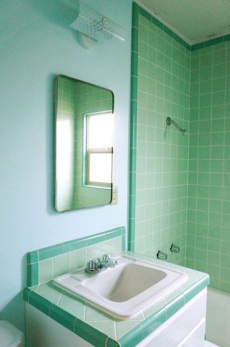 Vintage bathroom reproduction, mint Mint Green Tile Bathroom, Seafoam Green Bathroom, Vintage Green Bathroom, Mint Green Bathrooms, Mint Bathroom, Bathroom Retro, Glamorous Bathroom Decor, Green Tile Bathroom, Mint Green Walls