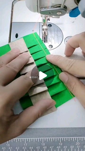 Sewing tricks 🪡 🙂 😍

 #sewing
#sewersgonnasew
 #pocketmontage

 #technical

 #sewingtechnique

 #learn

 #learntoo

 #brasemade
... | Instagram Sewing Tricks, Tailoring Techniques, Quilt Binding, Animal Quilts, Sewing Machine Accessories, Shirt Quilt, Sewing Art, Sewing Skills, Diy Couture