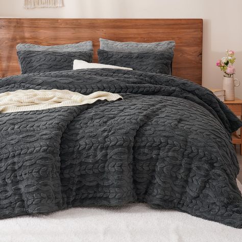 PRICES MAY VARY. Cozy & Warm: Crafted from 280 GSM tufted sherpa fleece on the front and ultra-soft 220 GSM flannel fleece on the reverse, this comforter features 270g of premium polyester microfibre filling for a cloud-like softness. It provides an exceptional level of warmth and comfort that you need to experience to believe. Perfect for snuggling up on cold nights, this faux fur comforter is sure to become your go-to companion for staying warm and cozy all year round. Luxurious Jacquard Desig Men Bedding Sets, Black Comforter Bedroom, Sherpa Bedding, Men Bedding, Soft Comforter Bedding, Mens Bedding Sets, Fur Comforter, Winter Dark, Black Comforter