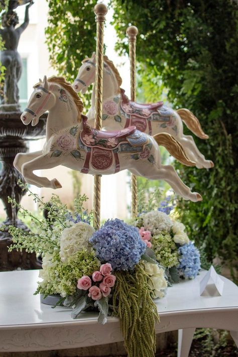 Carousel Baby Shower Theme, Horse Baby Shower Ideas, Baby Shower Flower Arrangements, Baby Shower For A Girl, Baby Shower Elegante, Unique Baby Shower Ideas, Horse Baby Shower, Parisian Baby Showers, Carousel Baby