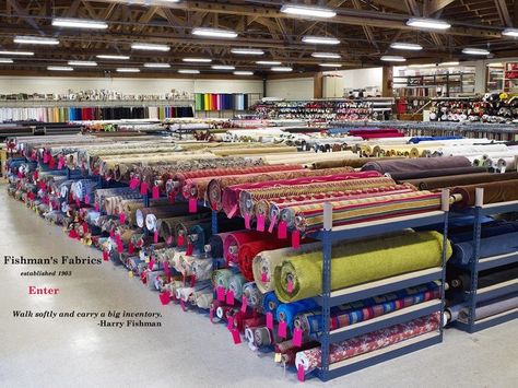 Fabric Shop Display, Sewing Studio Organization, Thrift Store Diy Projects, Fabric Store Displays, Fabric Store Design, Factory Interior, Thrift Store Diy, Sewing Factory, Warehouse Design