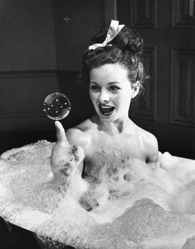 Actress Jeanne Crain balances a soap bubble on her index finger as she luxuriates in a bath in a scene from the 1946 movie, Margie. Matthieu Bourel, Jeanne Crain, Jane Russell, In The Bathtub, Gene Kelly, Mae West, Blowing Bubbles, Young Actresses, Soap Bubbles