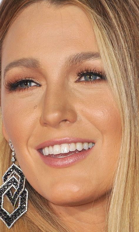 Blake Lively at the 2017 People's Choice Awards. (Photo: David Gabber/PR Photos) Blake Lively Makeup Looks, Blake Lively Makeup Eye, Blake Lively Face, Blake Lively Nose, Blake Lively Makeup, Black Lively, Blonde Honey, Blake Lovely, Natural Prom Makeup