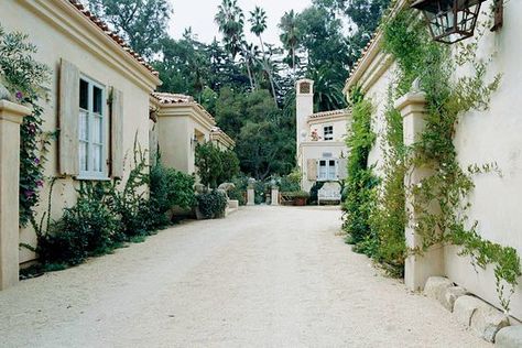 Large Homes Exterior, French Country House Exterior, French Country Houses, French Courtyard, Country Home Exterior, French Country Exterior, Modern French Country, European Elegance, French Exterior